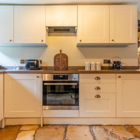 Stunning 2 Bed Cotswold Cottage Уинчкомб Екстериор снимка