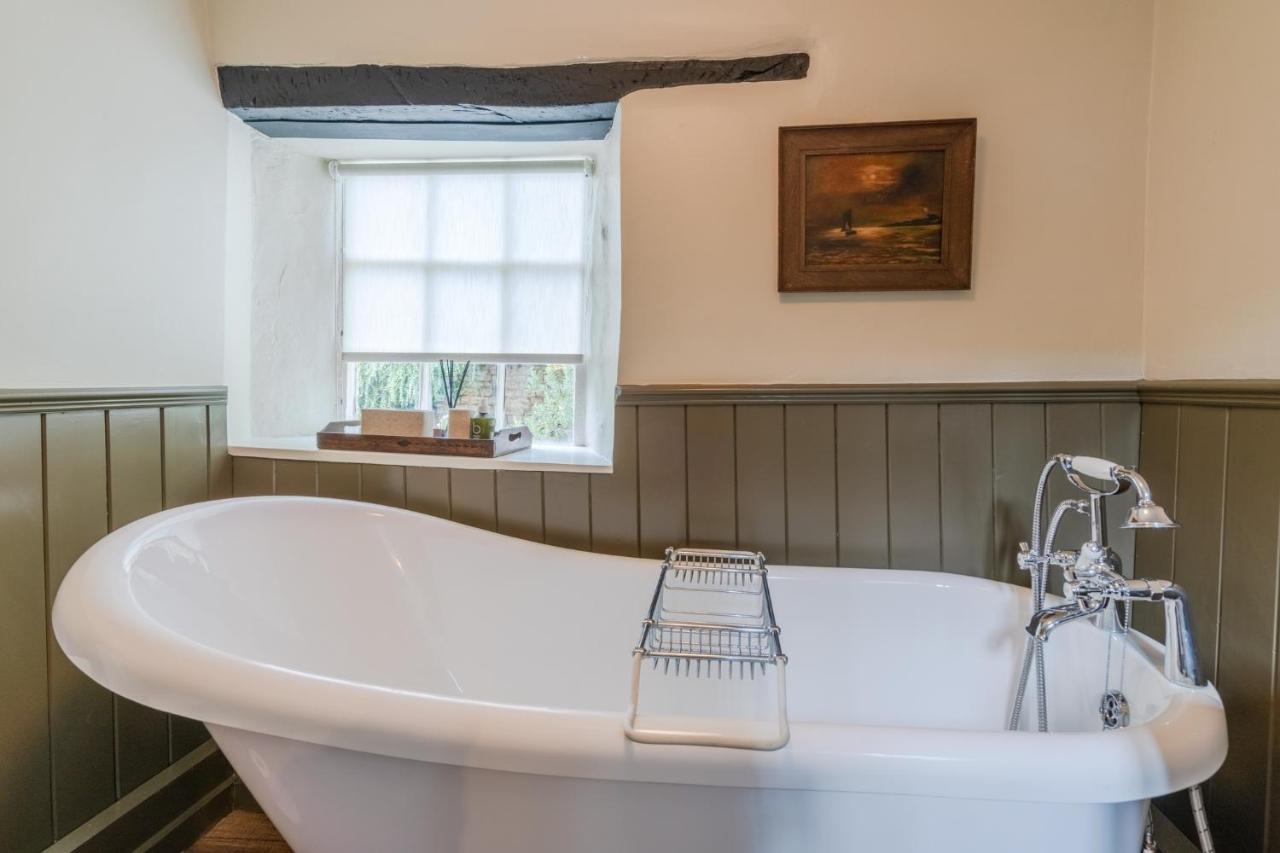 Stunning 2 Bed Cotswold Cottage Уинчкомб Екстериор снимка